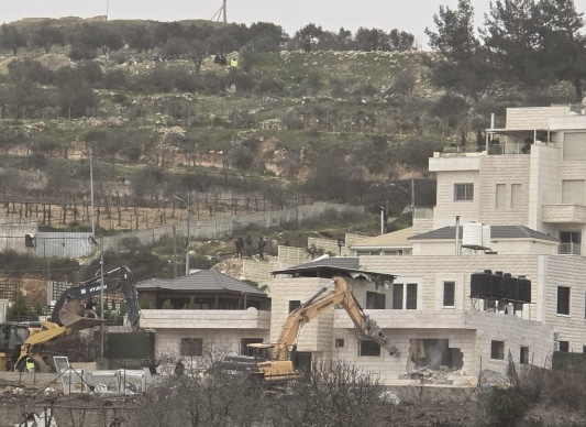 فلسطين – هدمت قوات الاحتلال منزلين في الخضر جنوب بيت لحم