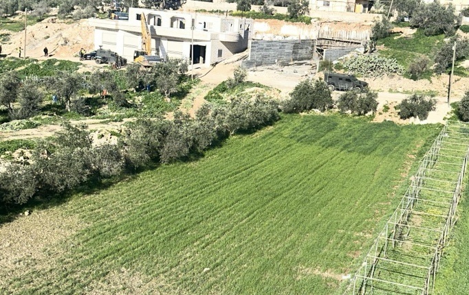 فلسطين – الخليل: الاحتلال يبدأ بهدم منزل في بلدة بيت عوا