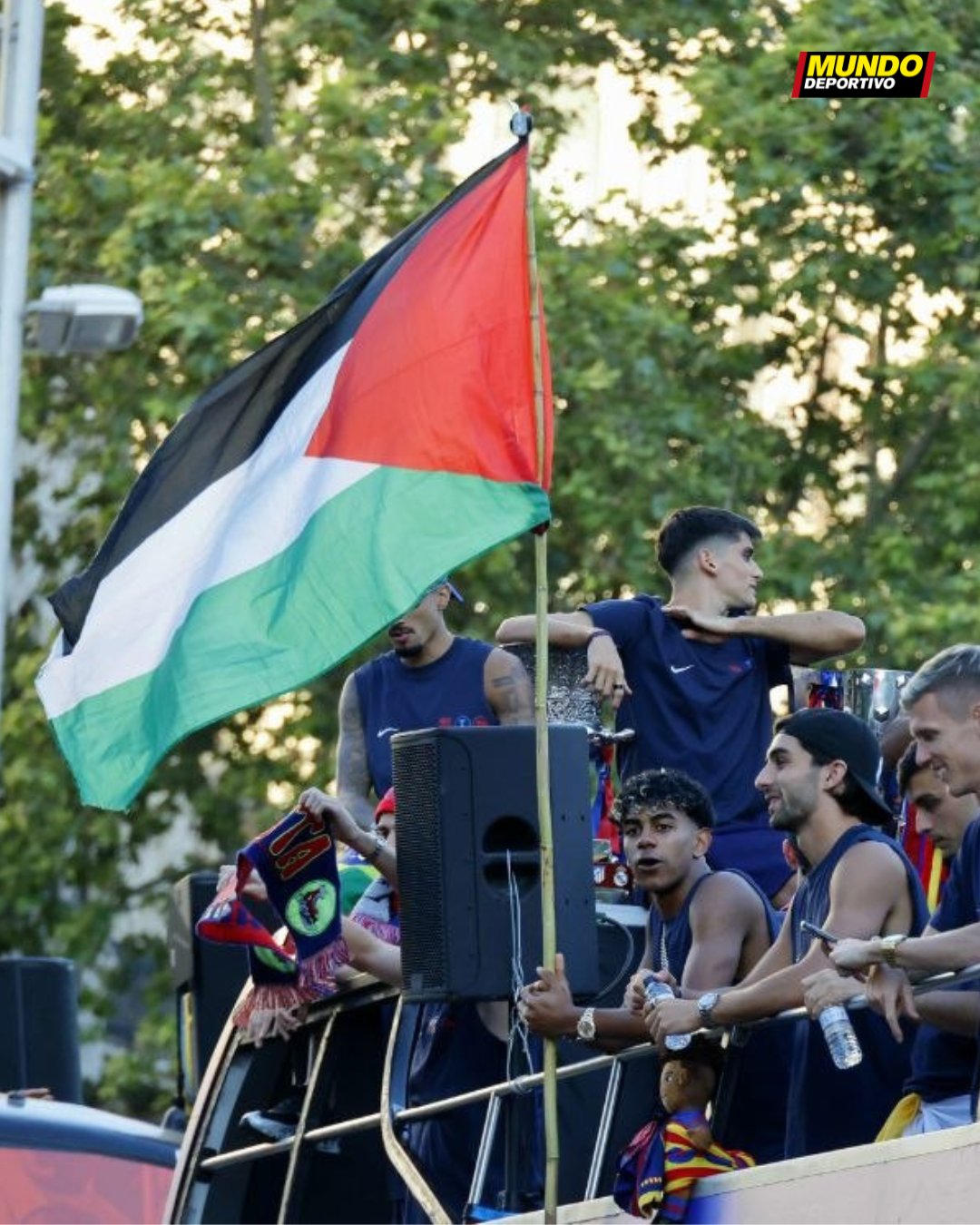شاهد ..لامين جمال يشعل احتفالات فريق برشلونة برفع علم فلسطين