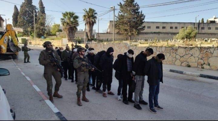 فلسطين – الاحتلال يشن حملة اعتقالات طالت عشرات الشبان في بلعا شرق طولكرم
