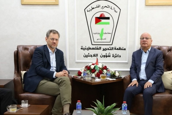فلسطين – أبو هولي يناقش حماية الأونروا وتحسين ظروف المخيمات مع المعهد الأوروبي للسلام