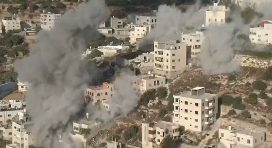 جيش الاحتلال يفحّر منزلي الشهيدين الجعبة في الخليل الاحتلال يفحّر منزلي الشهيدين الجعبة في الخليل