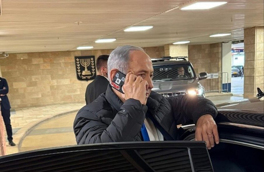 فلسطين المحتلة – أثارت صورة نتنياهو وهو يغطي كاميرا هاتفه جدلا واسع النطاق حول الأمن الرقمي