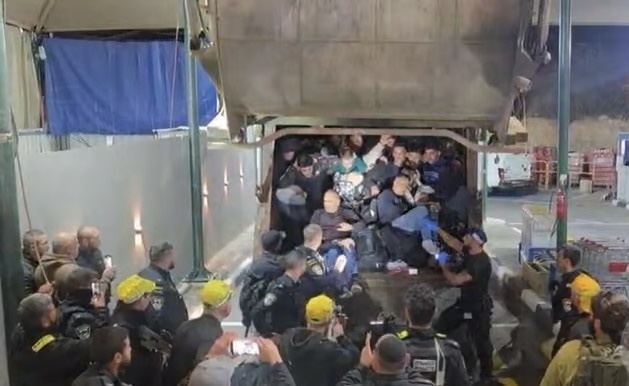 فلسطين – رحلة الموت..60 عاملاً فلسطينياً داخل شاحنة قمامة…