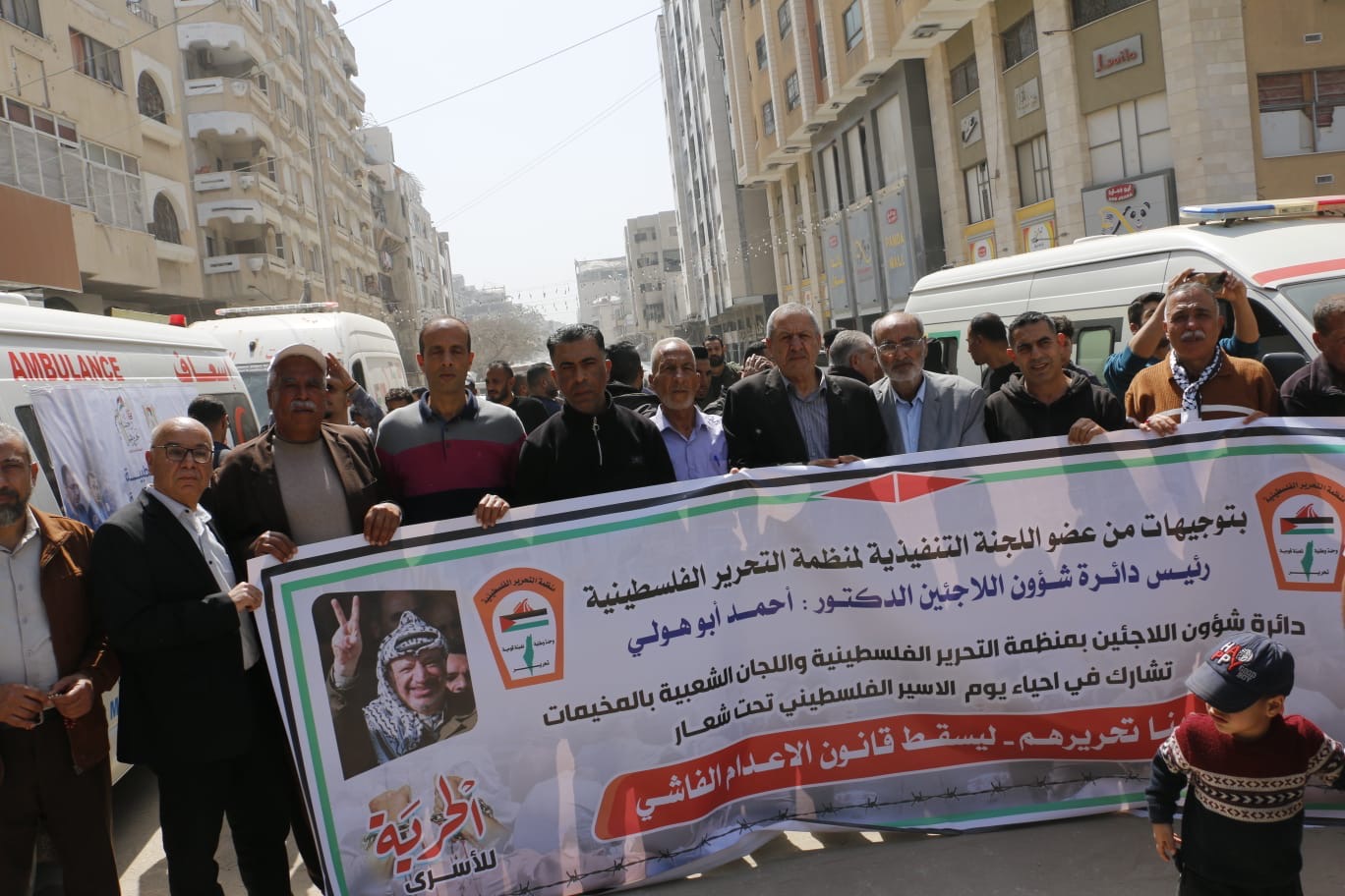 فلسطين – شؤون اللاجئين واللجان الشعبية تشاركان في مهرجان إحياء يوم الأسير أمام مقر الصليب الأحمر بغزة
