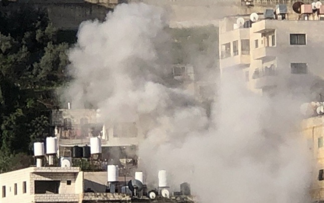 فلسطين – الاحتلال يقصف منزل عائلة الشهيد محمود العقاد في نابلس