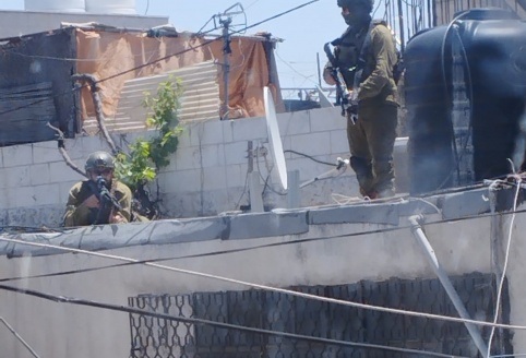 فلسطين – إصابة فتى برصاص الاحتلال خلال اقتحام بلدة بيت أمر