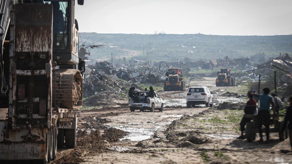 فلسطين – برفقة الخبراء والأطباء.. الاحتلال يواصل نبش القبور بحثاً عن جثة آخر أسير لديه في غزة