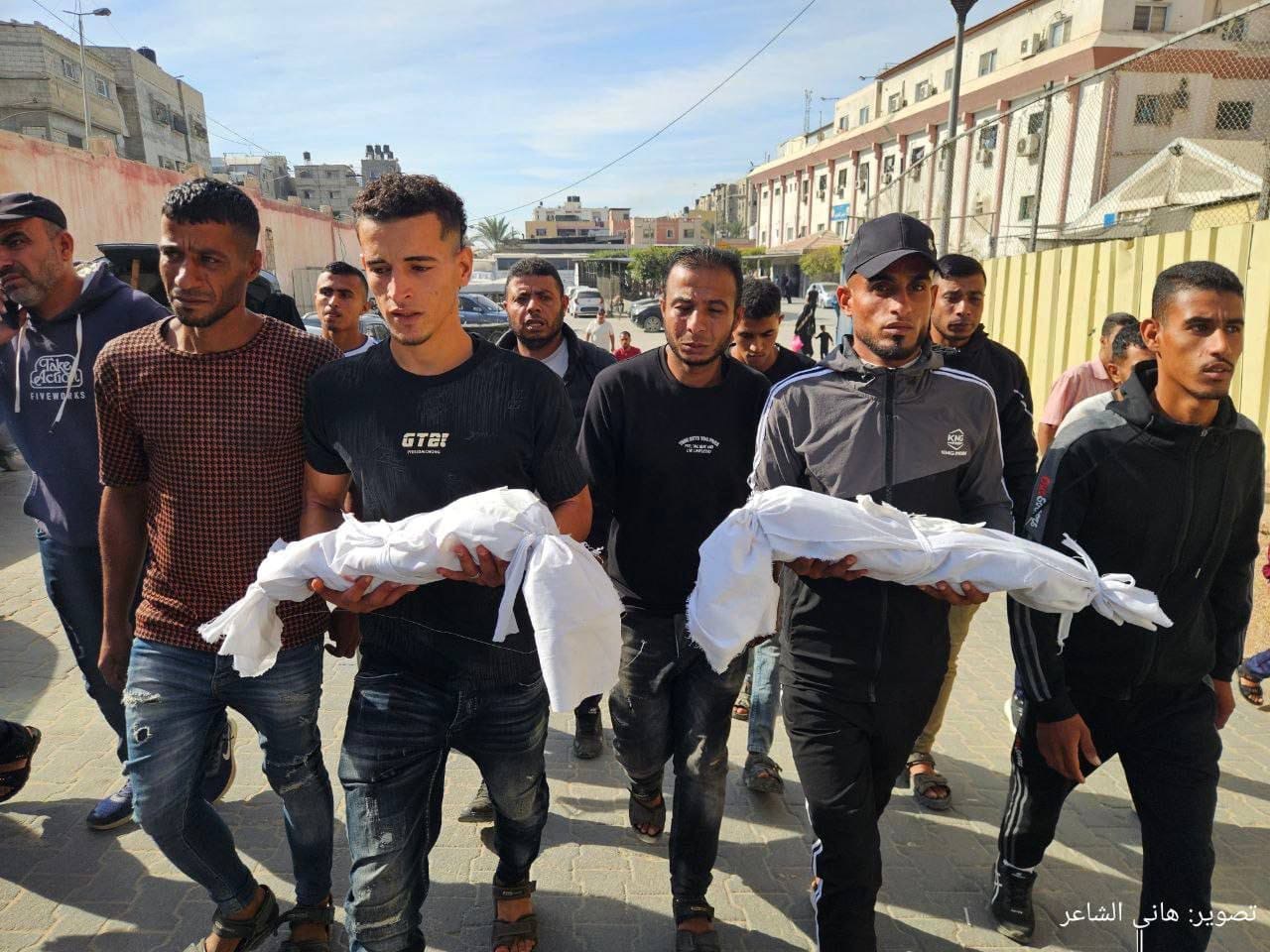 وفاة طفلتين واصابة امرأة إثر حريق اندلع في خيمة للنازحين بمواصي خان يونس