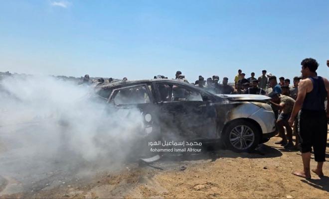 شهيدان ومصابون إثر استهداف سيارة مدنية بمسيّرة إسرائيلية وسط قطاع غزة