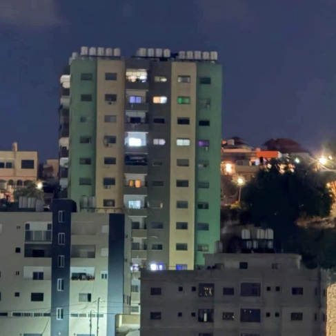 الاحتلال يجبر أصحاب الشقق في عمارة بسلفيت على تغيير طلاء جدرانها
