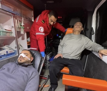 فلسطين – قوات الاحتلال تعتدي على طبيب ووالده ونجله خلال اقتحام مخيم الفوار