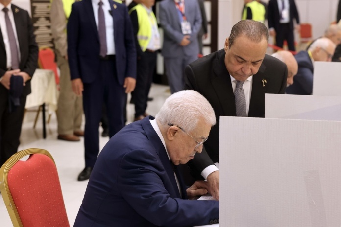 الرئيس عباس يدلي بصوته في انتخابات اللجنة المركزية والمجلس الثوري لحركة "فتح"