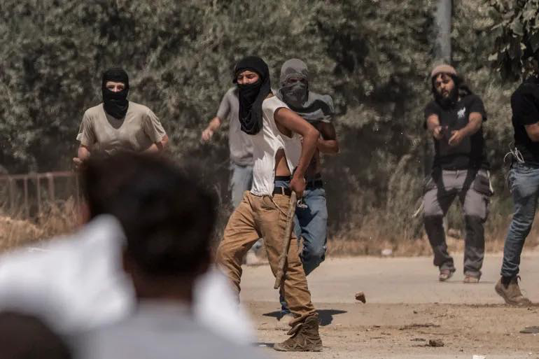 لليوم الثاني: مستعمرون يهاجمون قاطفي الزيتون والمتضامنين في دير جرير