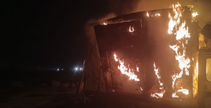 فلسطين – مستوطنون يشعلون النار في منازل متنقلة للمواطنين في سوسيا جنوب الخليل