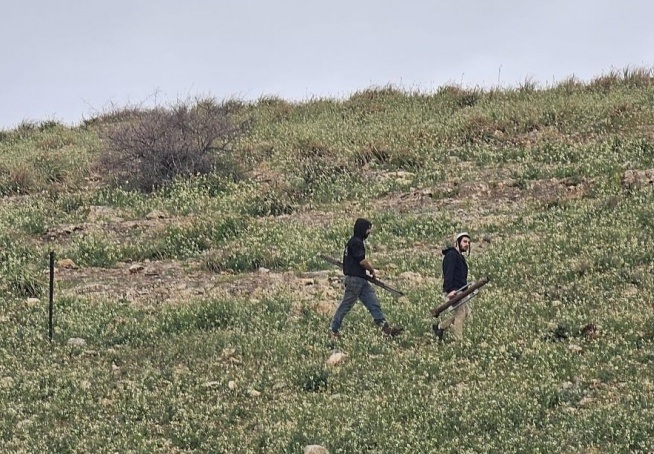 فلسطين – مستوطنون يسوّرون أراضيهم في عين الحلوة بالأغوار الشمالية