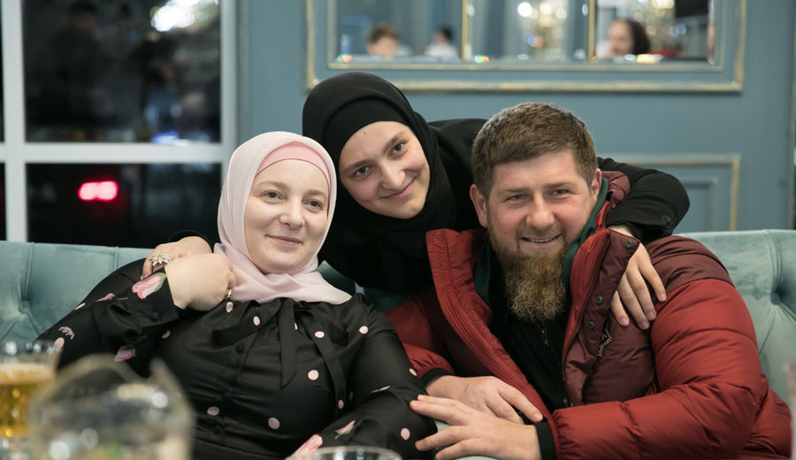 حاكم جمهورية الشيشان رمضان قديروف مع زوجته وابنته الكبرى