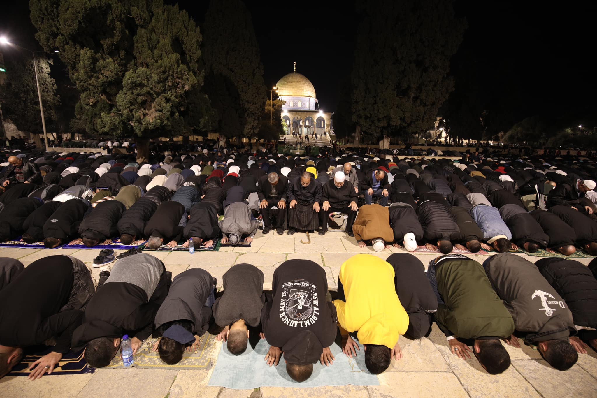فلسطين – إعادة فتح الأقصى بعد 40 يوما من إغلاقه: آلاف المصلين يؤدون صلاة الفجر وسط إجراءات مشددة