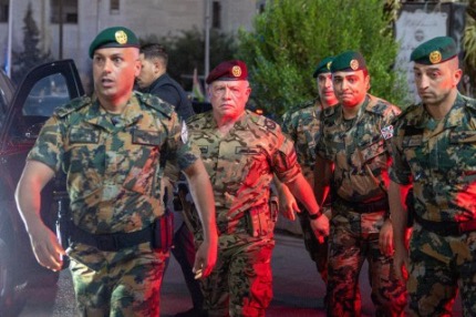 ملك الأردن في مدينة الكرك بعد “الهجوم على كنيسة”: لهجة تحدي للإرهابيين وطائرات  تشارك في البحث عن “المنفذين”