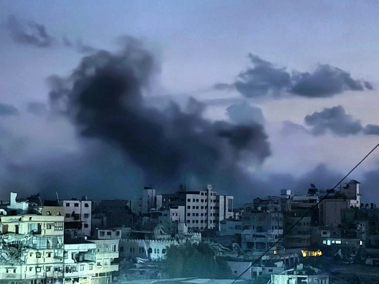 فلسطين المحتلة – واستشهد فلسطينيان بقصف إسرائيلي جنوب قطاع غزة، ليرتفع إجمالي الشهداء منذ صباح الثلاثاء إلى 3 شهداء