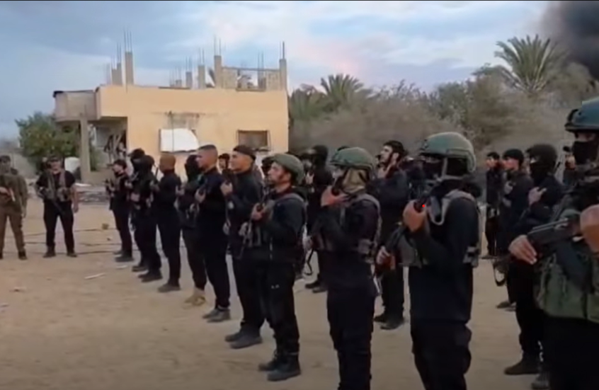 فلسطين المحتلة – وسائل إعلام عبرية: إسرائيل تسمح لميليشيا “أبو الشباب” بالمشاركة في تفتيش المسافرين الداخلين والخارجين من معبر رفح البري.