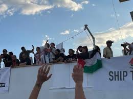 فلسطين – إسرائيل تعتقل 300 ناشط بعد سيطرتها على 40 سفينة من الأسطول التركي فلسطين – إسرائيل تعتقل 300 ناشط بعد سيطرتها على 40 سفينة من الأسطول التركي