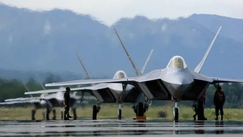 فلسطين المحتلة – استعداداً لمهاجمة إيران، تهبط 12 طائرة أميركية من طراز F-22 في إسرائيل